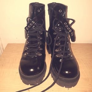 Vintage black boots with lacings